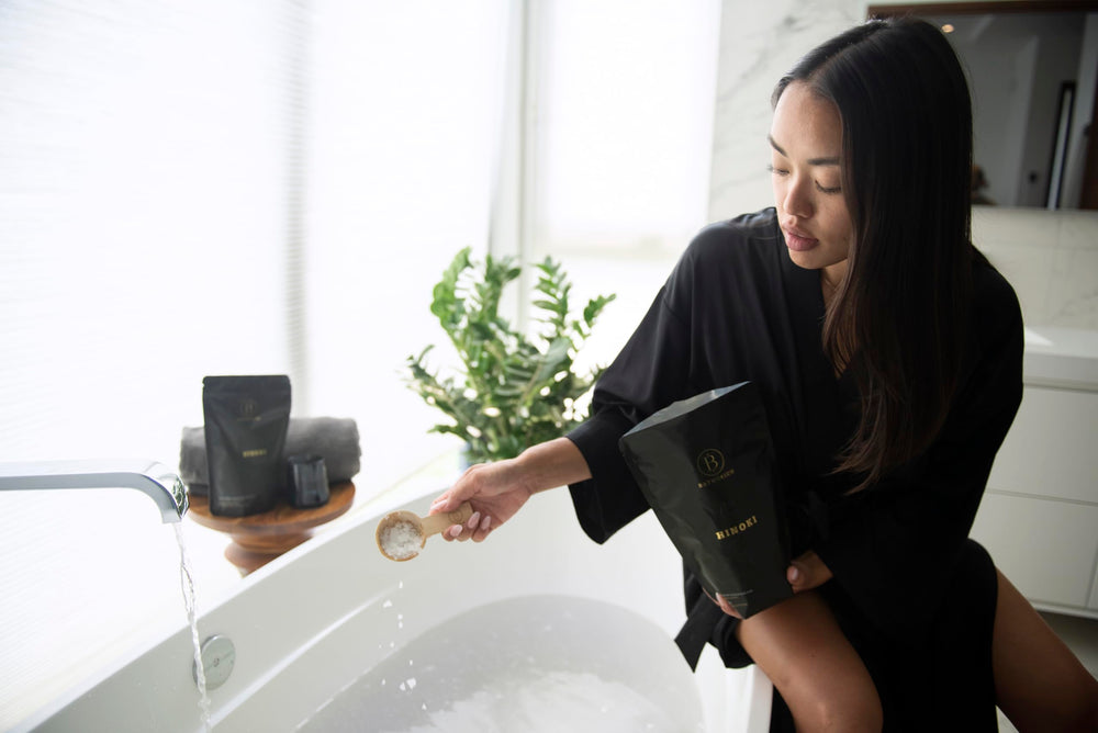 Bathorium Hinoki: kaolin purifiant et minéraux riches pour purifier en douceur.