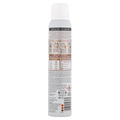 Le spray léger réveille les cheveux entre les lavages sans eau.