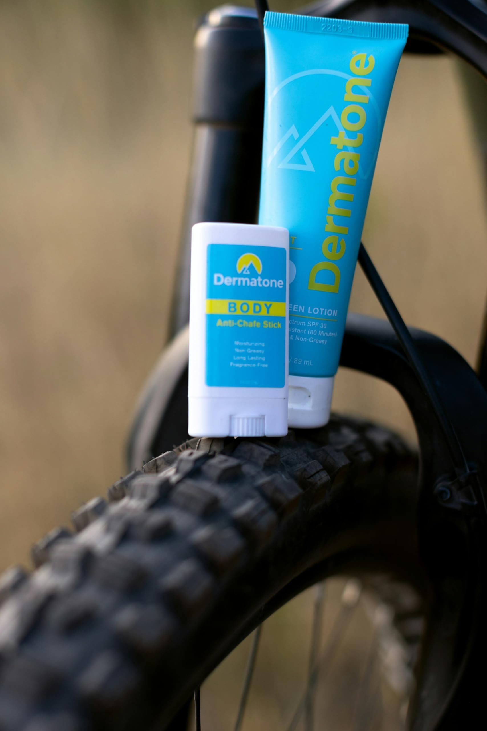 Bâton Dermatone voyage compact : adapté au rangement et aux déplacements.