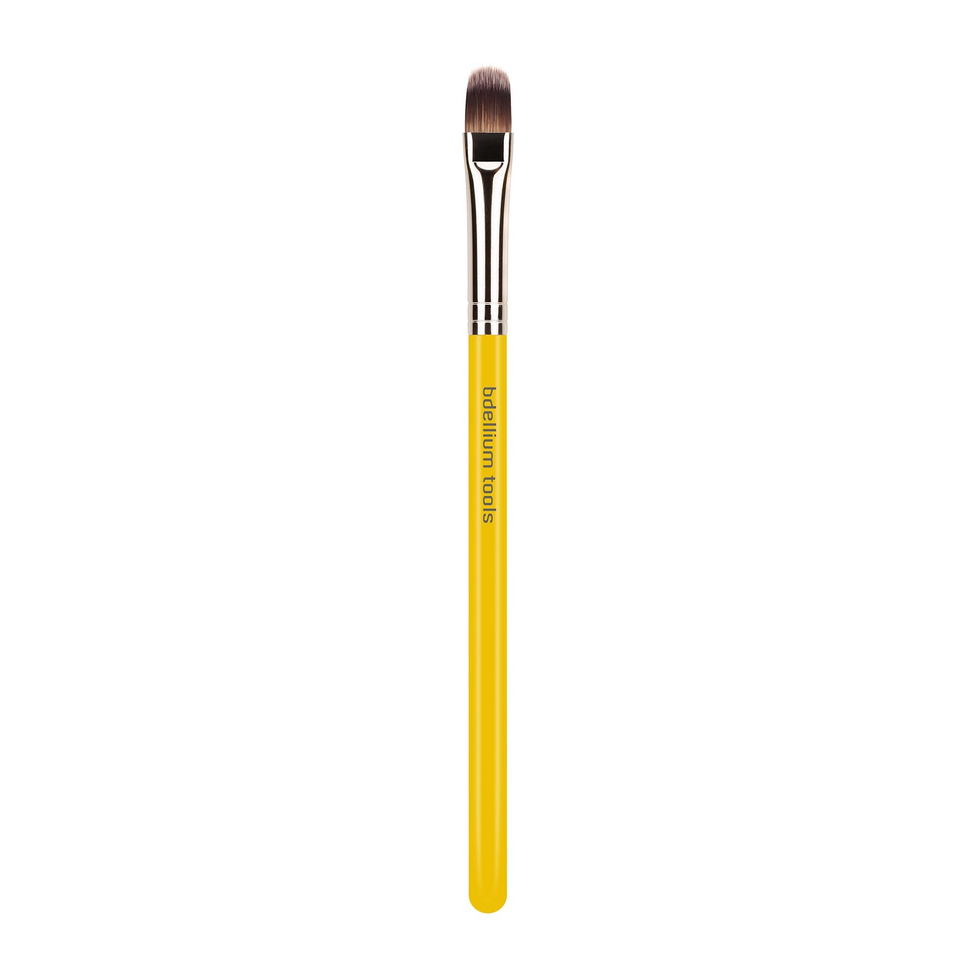 Bdellium Tools Studio 936 pinceau correcteur pour estomper les zones ciblées.