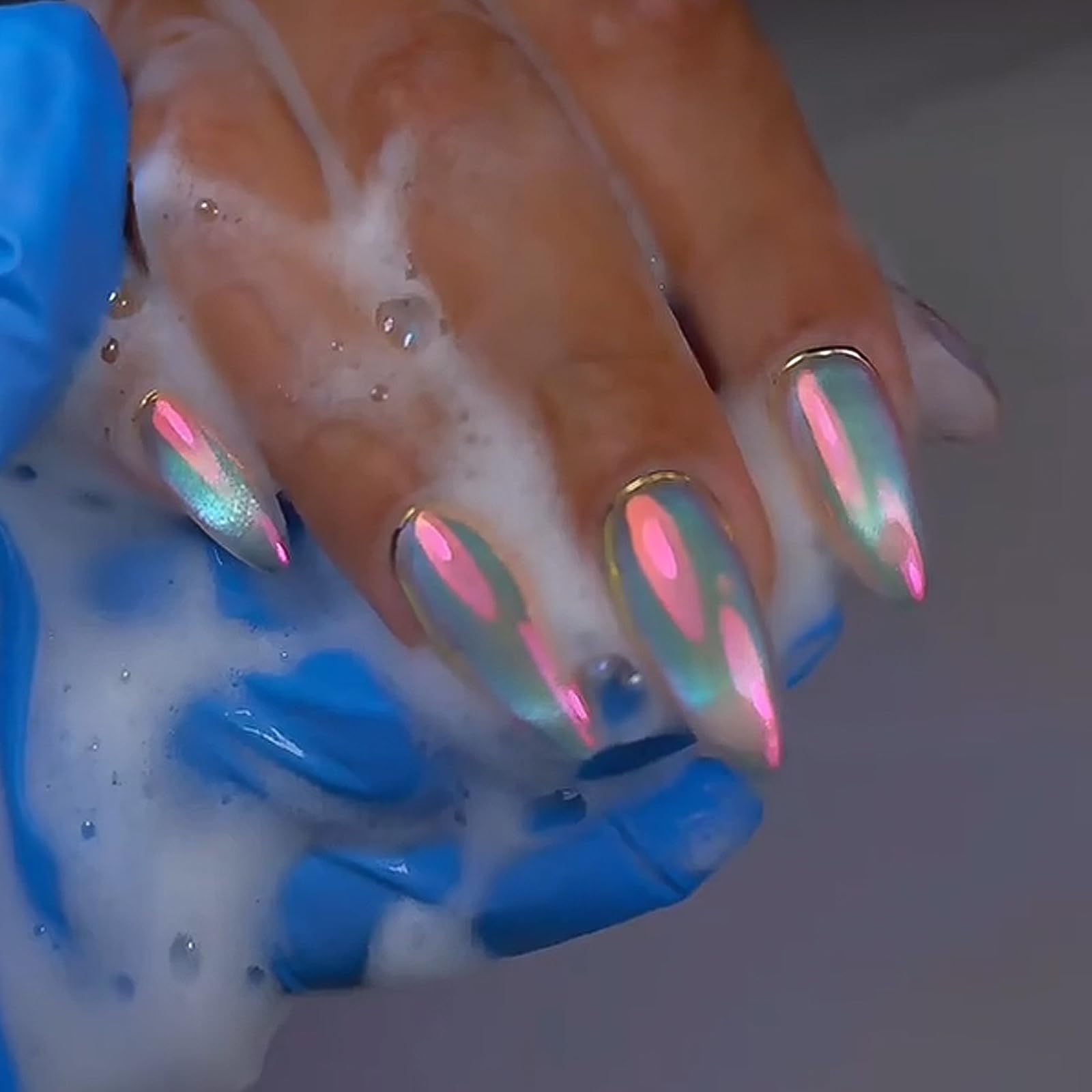 BEAUTNICE Poudre Chrome – résultat subtil sur ongles naturels