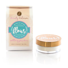 Poudre fixatrice Beauty Bakerie Flour en flacon translucide pour un teint mat