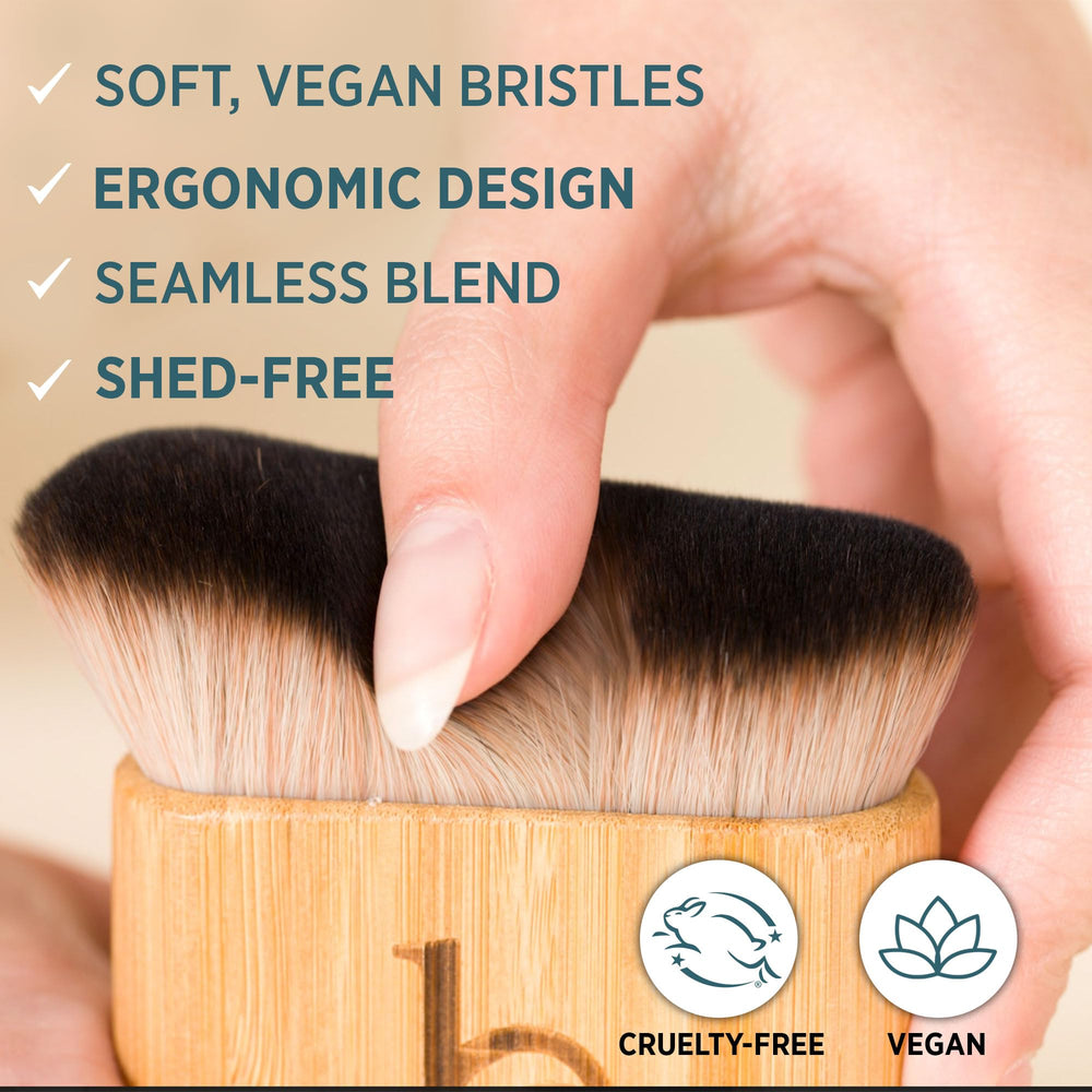 Beauty by Earth - brosse kabuki auto-bronzant pour une application homogène.