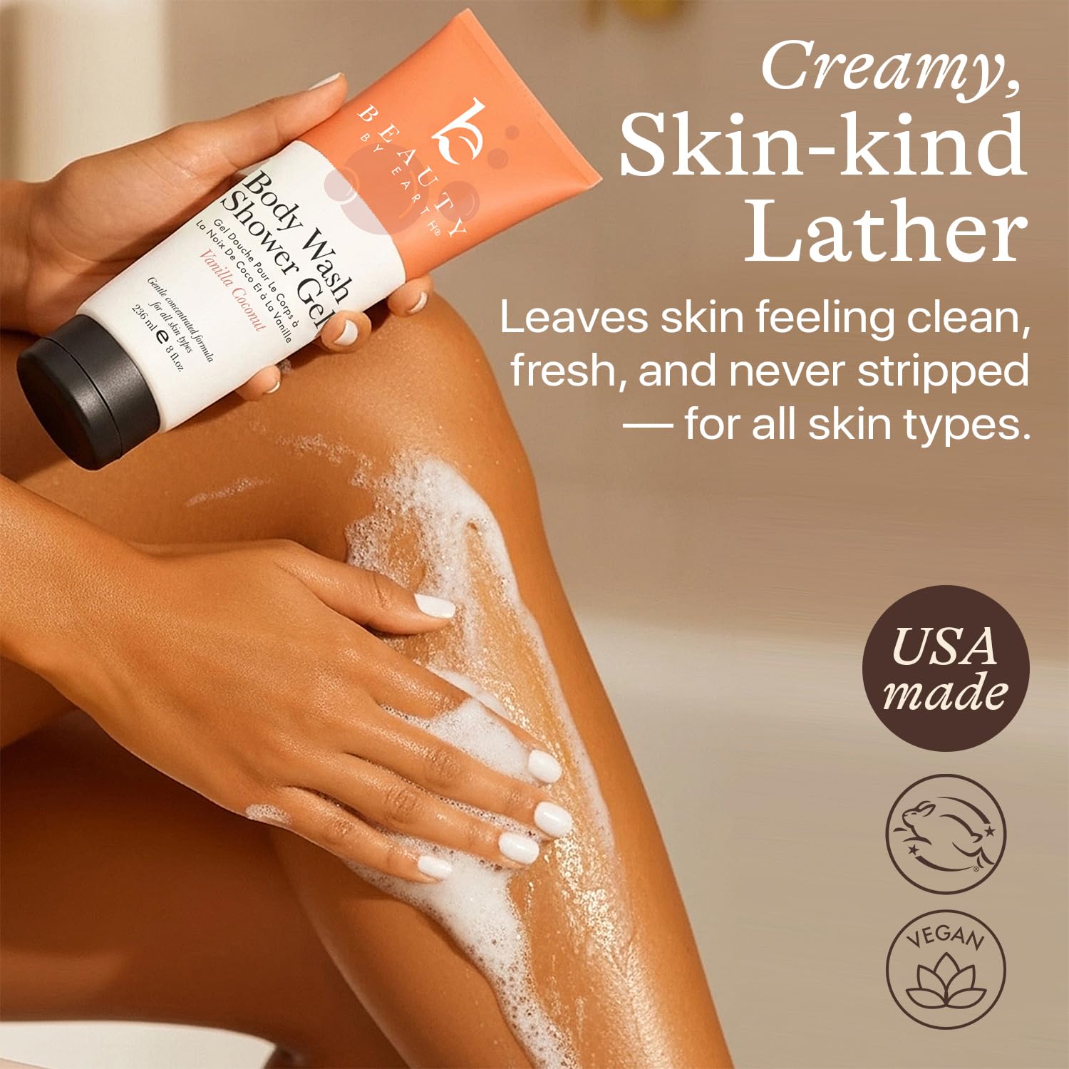 Texture crémeuse du gel douche vanille coco, application douce.