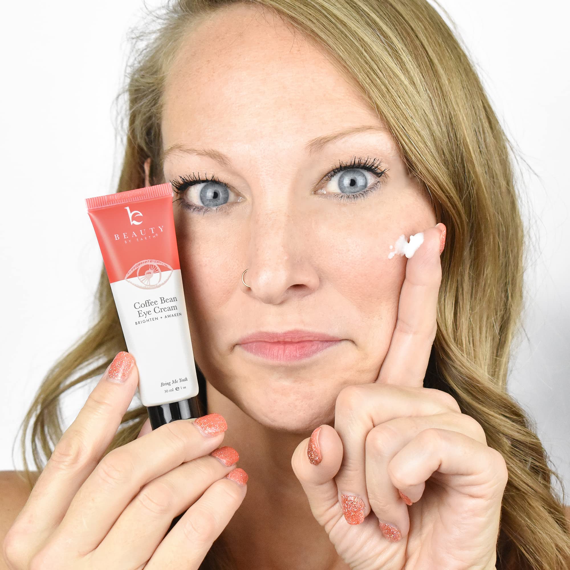 Beauty by Earth Vitamine E Hydratante – nourrit et protège la peau sensible autour des yeux.