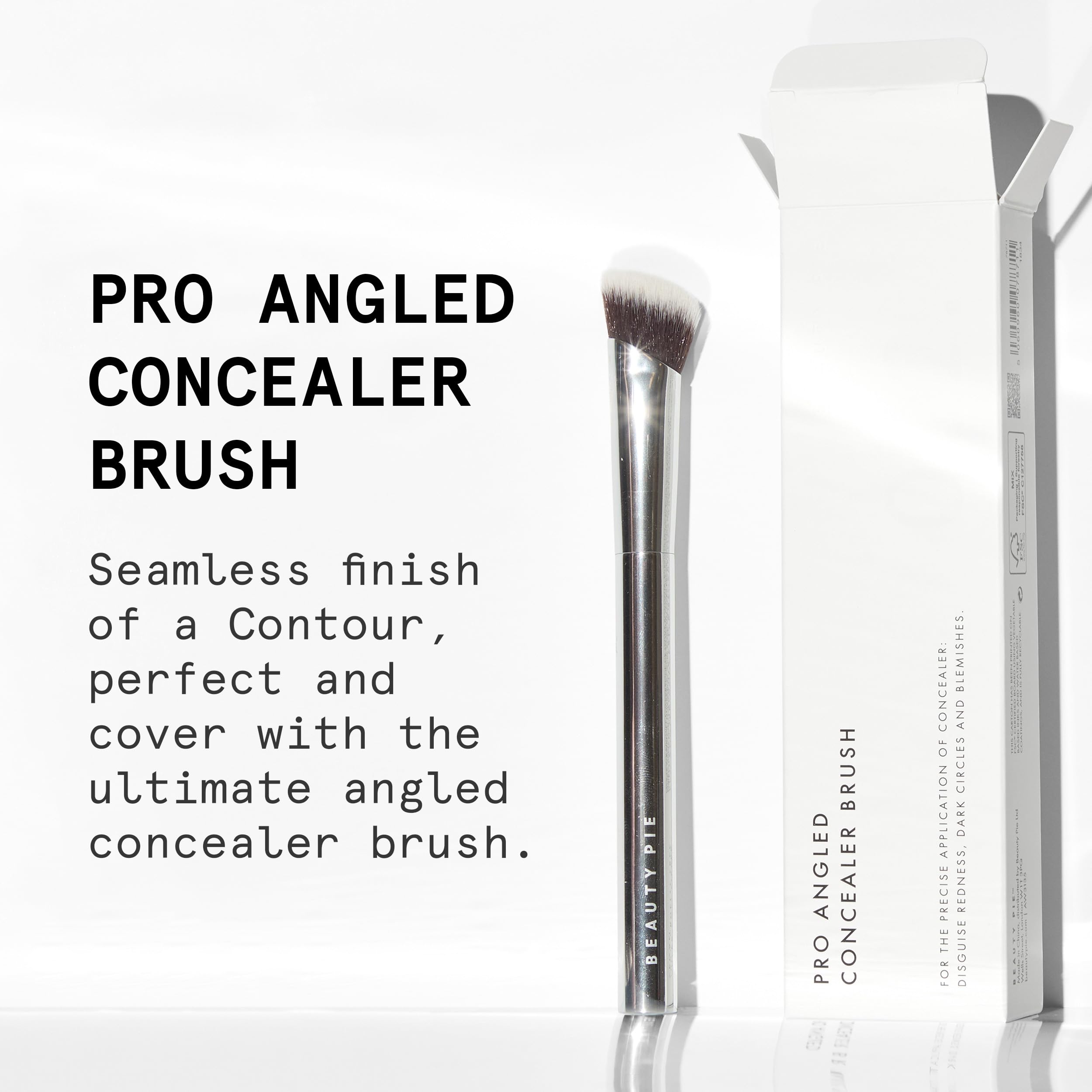 Beauty Pie Pro pinceau à poils synthétiques denses pour un mélange précis.