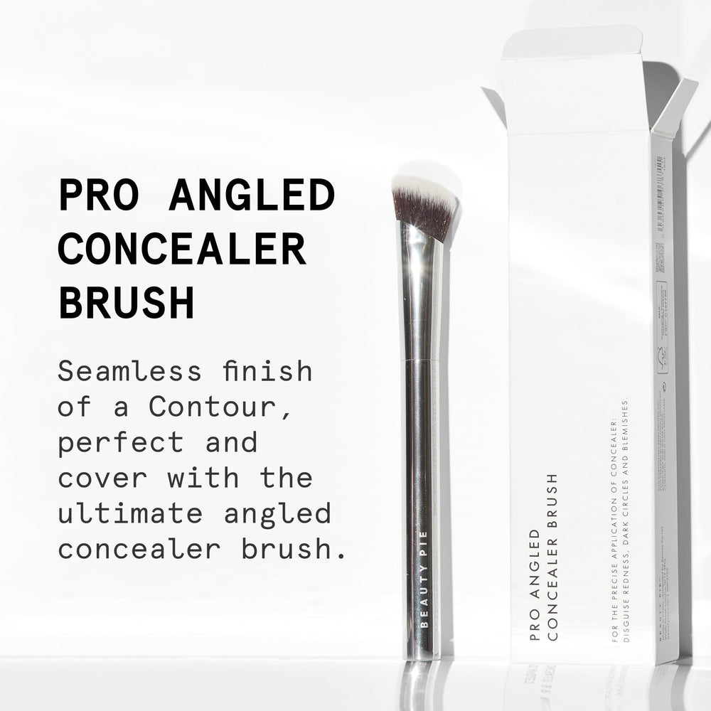 Beauty Pie Pro pinceau à poils synthétiques denses pour un mélange précis.