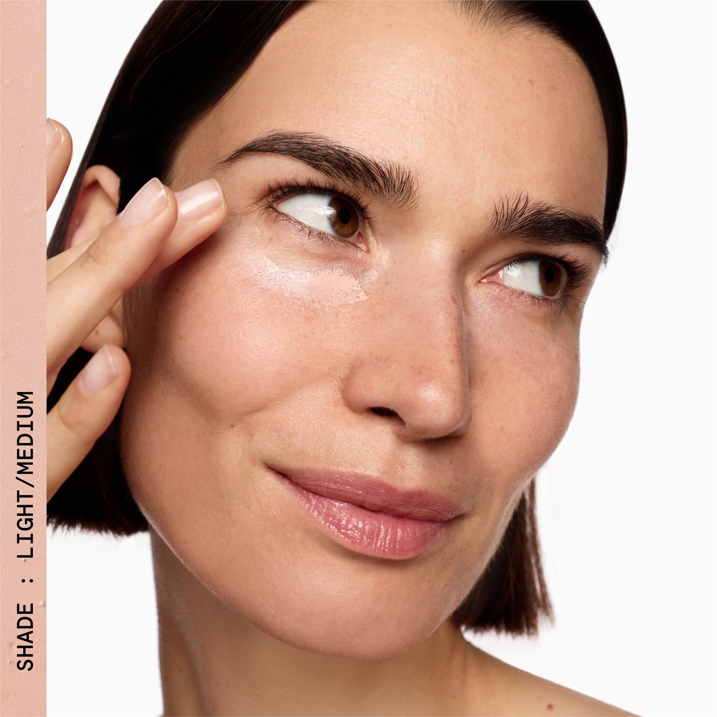 Beauty Pie Correcteur-oeil-finition-naturelle s'adapte à toutes les carnations.