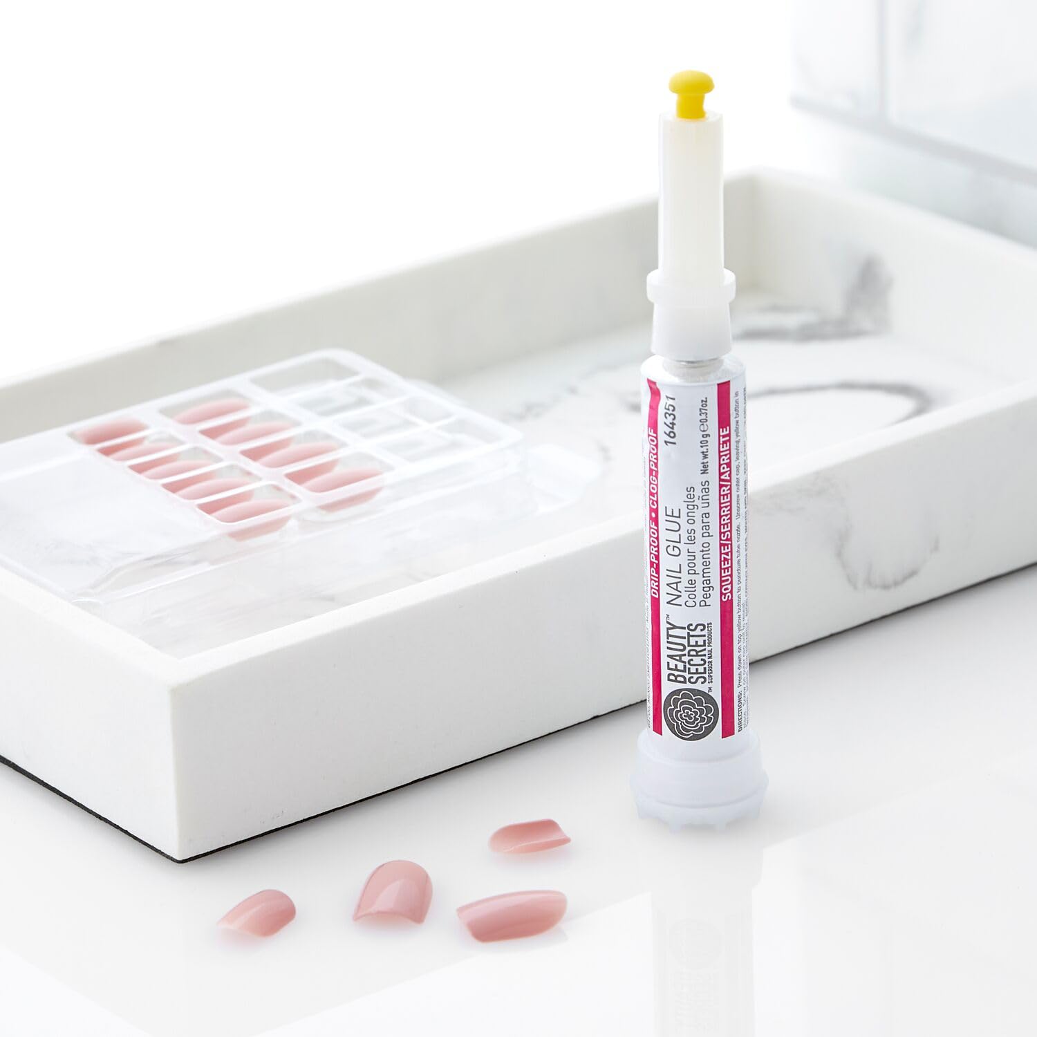 Colle Beauty Secrets Ongles Design Compact facile à transporter et stocker.