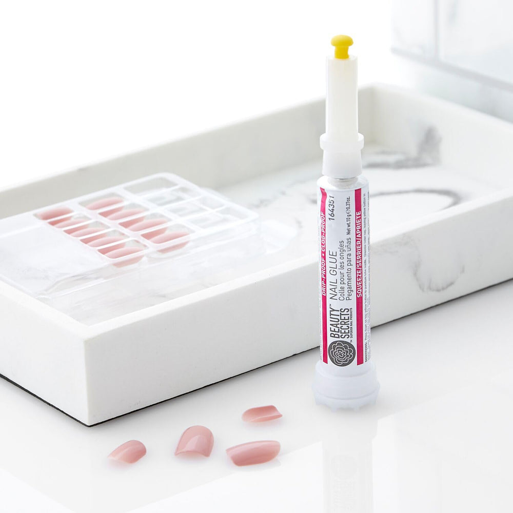 Colle Beauty Secrets Ongles Design Compact facile à transporter et stocker.