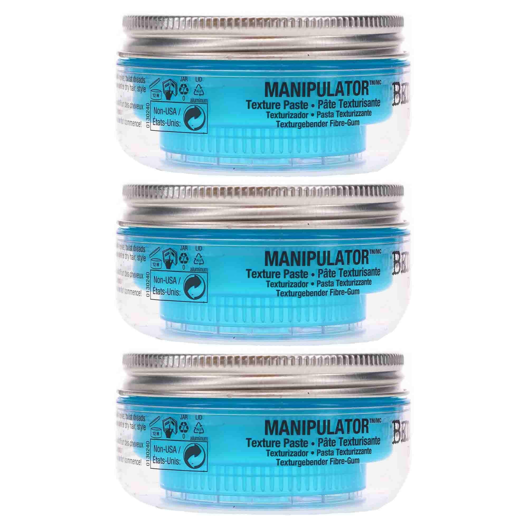 Bed Head Manipulator application dans les cheveux avec les mains.