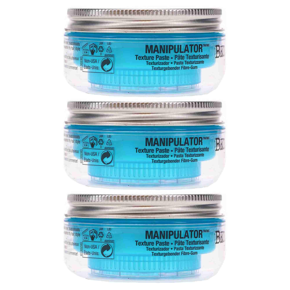 Bed Head Manipulator application dans les cheveux avec les mains.