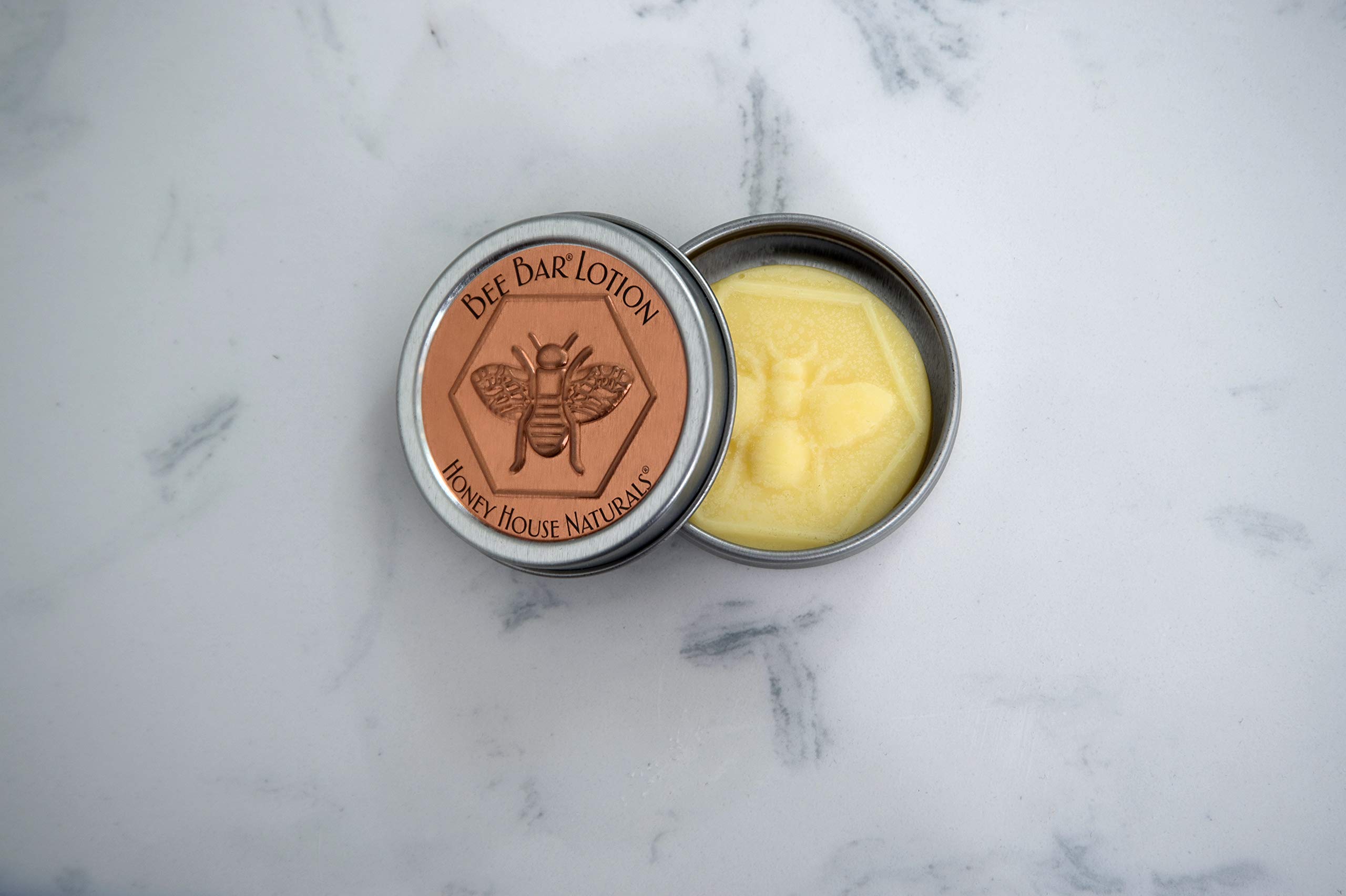 Bee Bar étui compact prêt à glisser dans le sac.