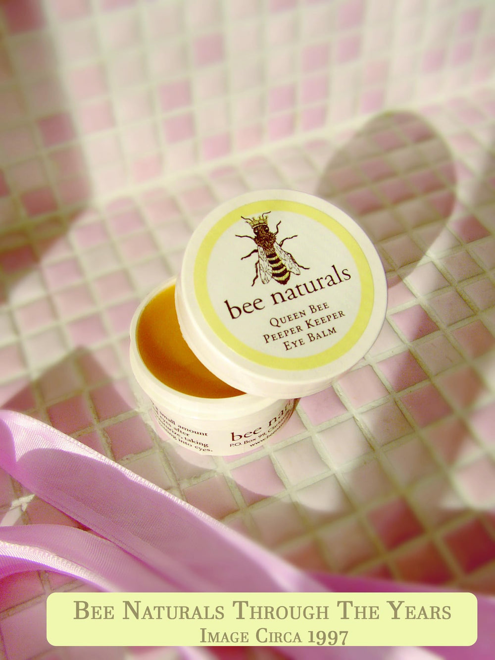 Rituel beauté quotidien avec Bee Naturals Queen Eye Balm pour les yeux