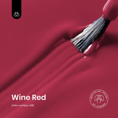 Application précise du vernis gel Beetles rouge sur l'ongle
