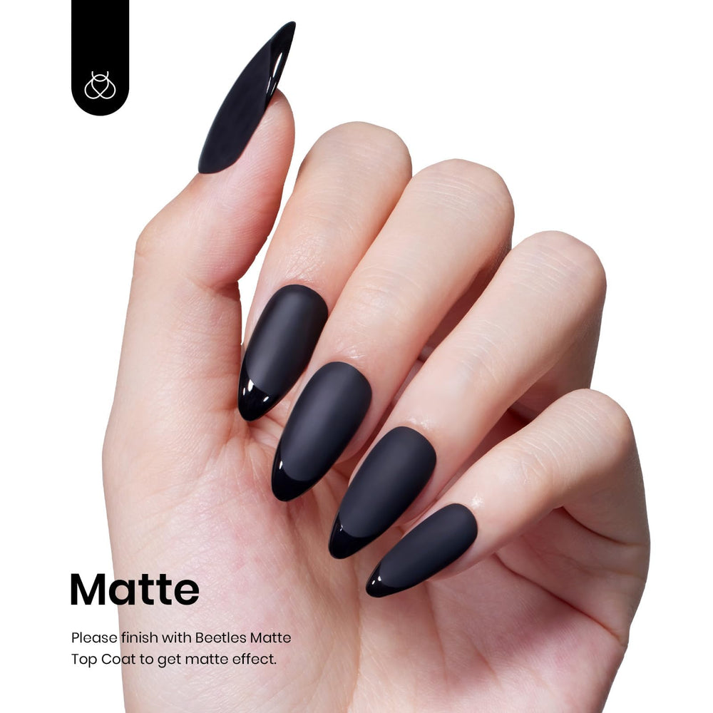 Finition brillante Beetles Audrey noir met en valeur les ongles.