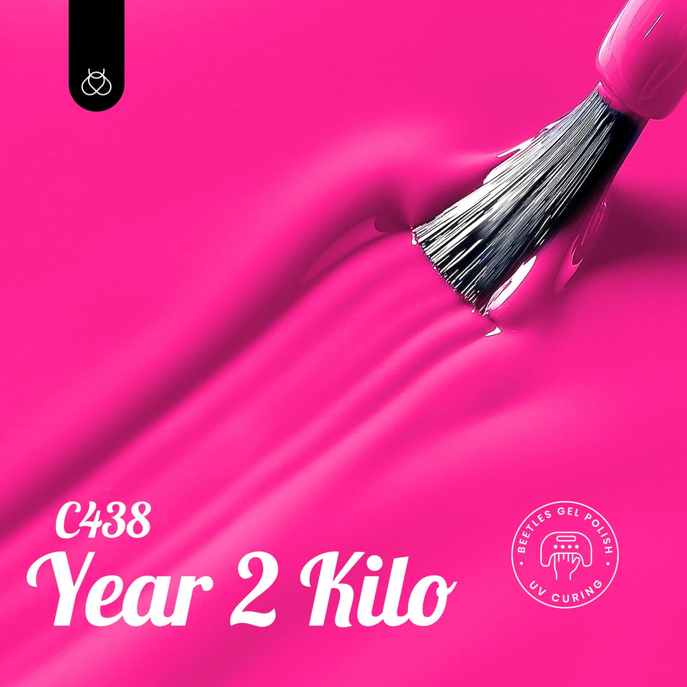 Application précise avec pinceau Beetles sur vernis gel rose.