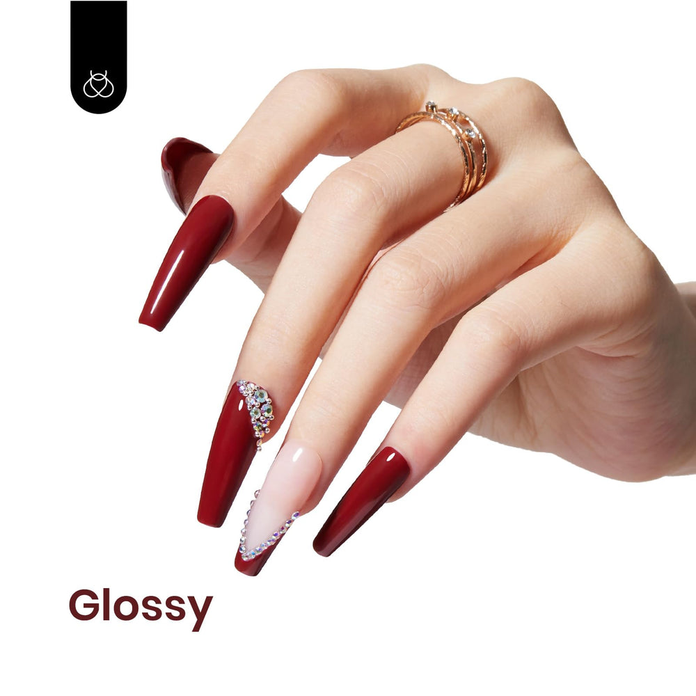 Beetles Vernis Gel Bordeaux sur ongles, fini brillant et tenue durable.