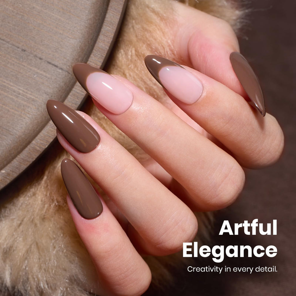 Beetles Gel Polish brun café sur main, idéal pour l’automne et l’élégance.