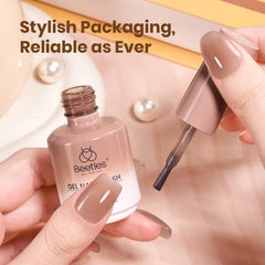 Beetles Vernis Gel Jelly Brun, pinceau en action pour l’application.
