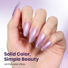 Brillance métallique du vernis gel lilas Beetles sous lumière.