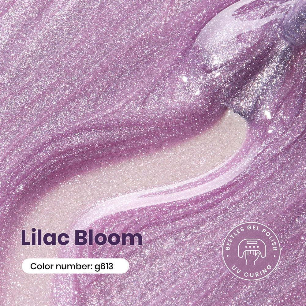 Application du vernis gel lilas Beetles pour une manucure fluide.