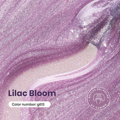 Application du vernis gel lilas Beetles pour une manucure fluide.