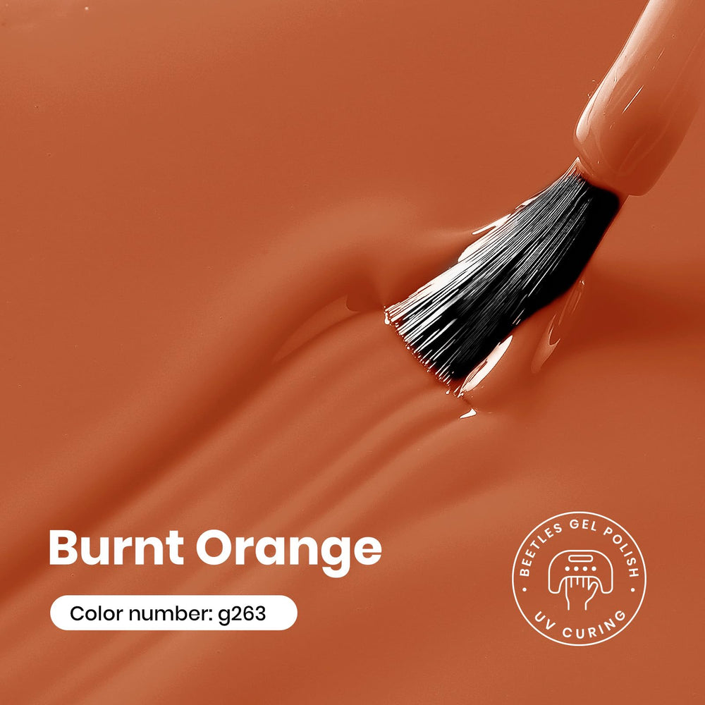 Beetles Vernis Gel Orange Foncé – pinceau en action, application lisse sans traces