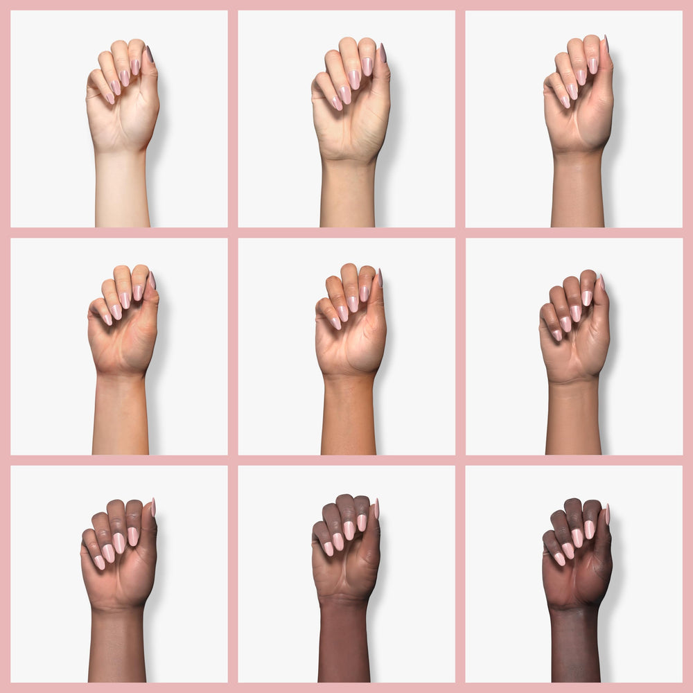 Pinceau appliquant le vernis Gel Beetles Rose Mauve Poudreux pour une application lisse.