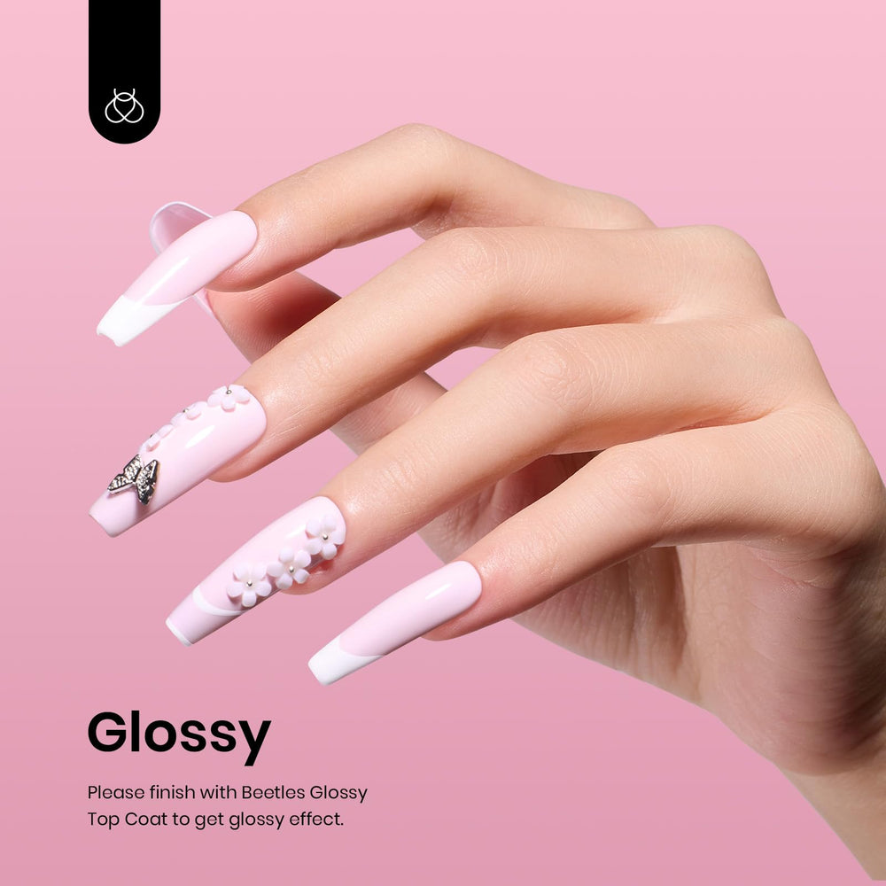 Beetles vernis gel rose pâle sur ongles, rendu uniforme et brillant.