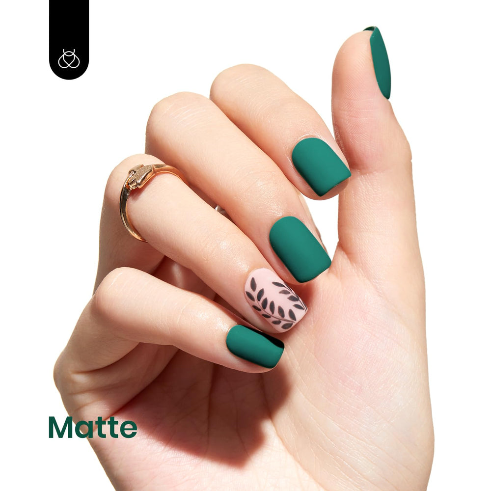 Beetles Gel Polish vert émeraude sur manucure, fini brillant possible.