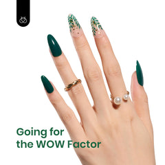 Beetles Vernis Gel Vert: pinceau en action pour une application nette.