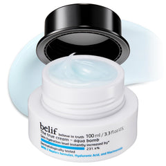 Belif Aqua Bomb montre la bouteille et le versement précis pour une hydratation rapide