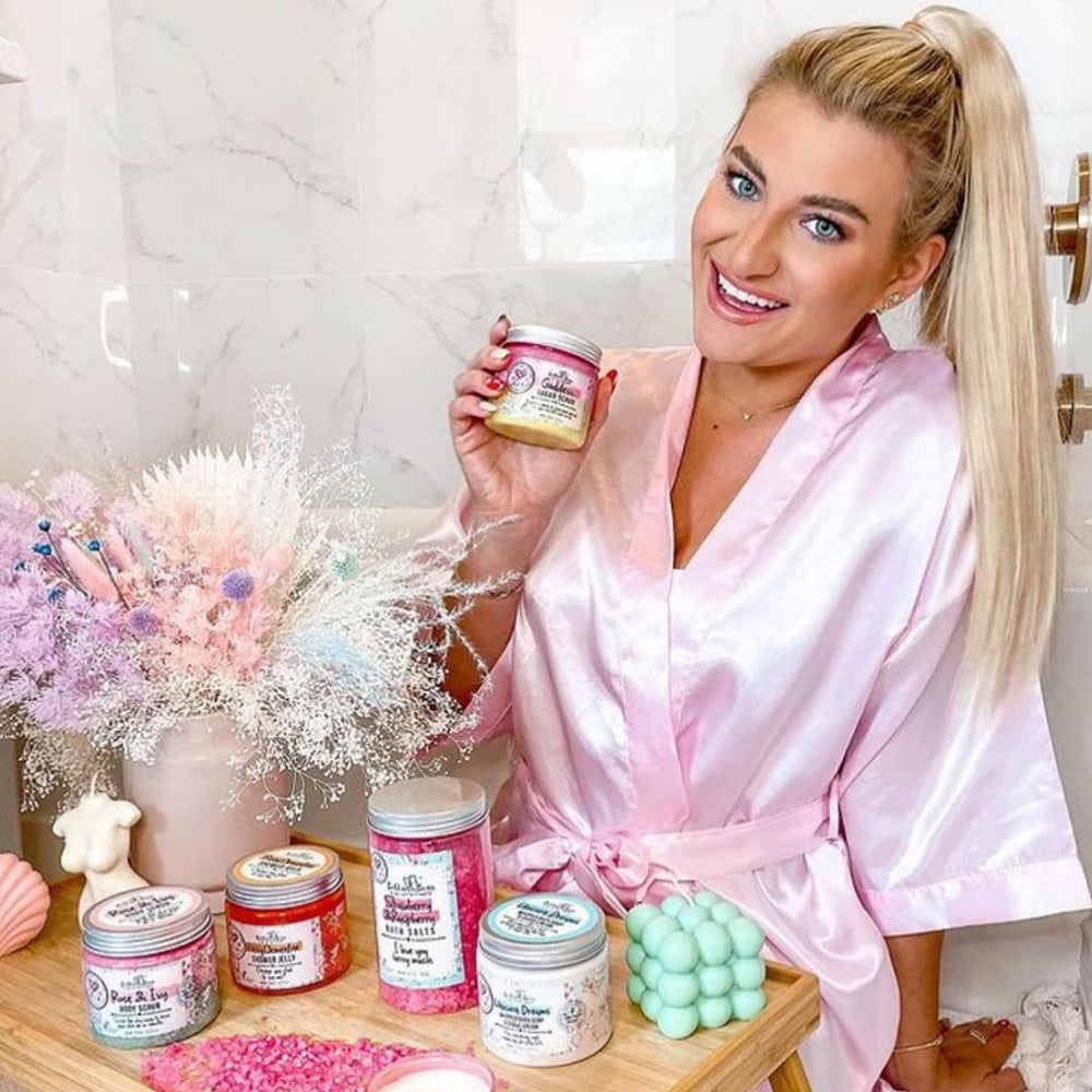 Routine douche avec le Gommage Sucre Déesse pour une expérience spa à domicile.