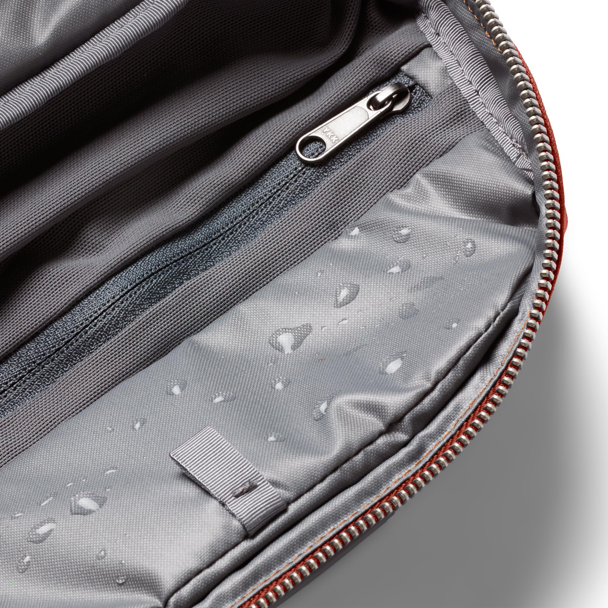 Bellroy Trousse Plus mesure 130 x 250 x 100 mm, compacte