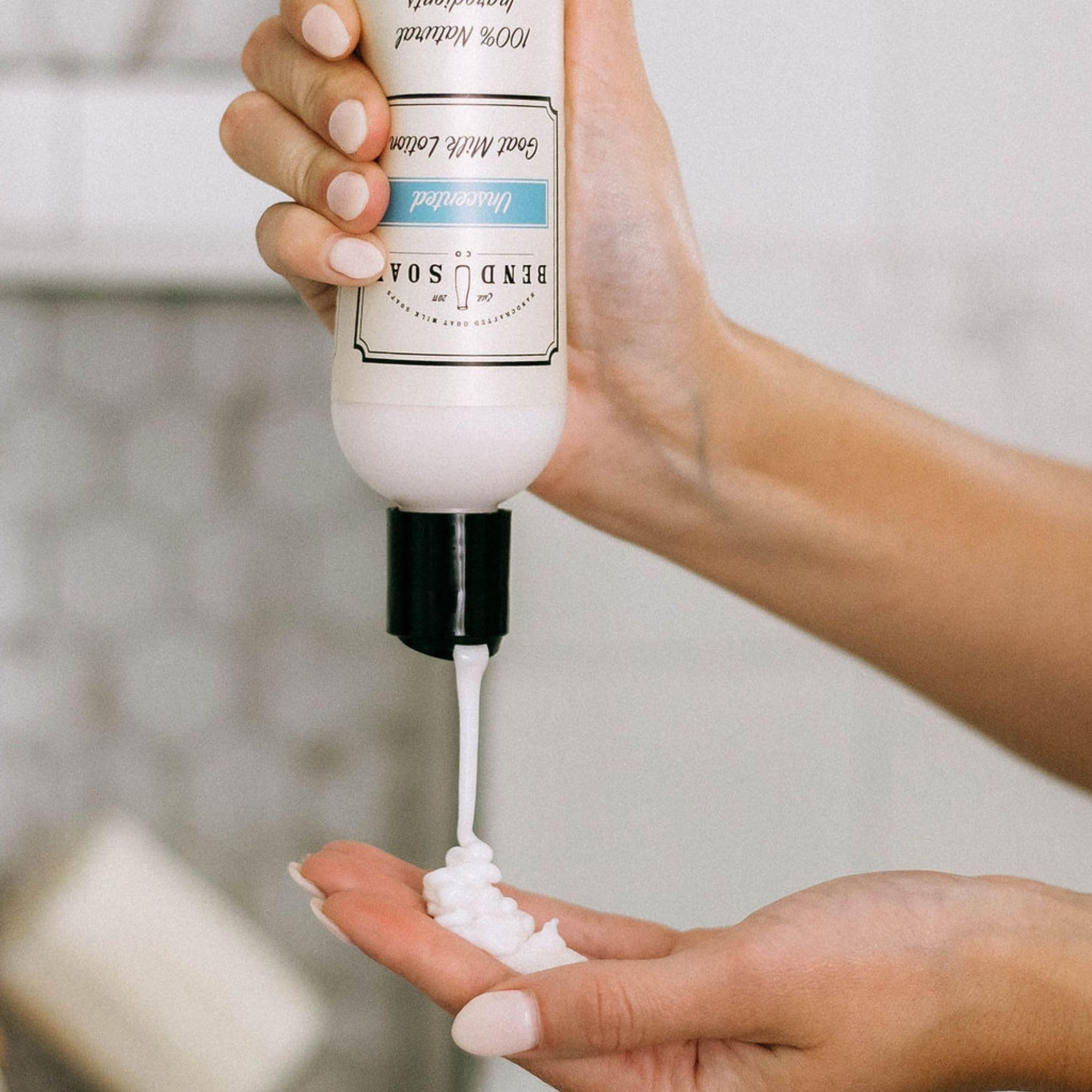 Gros plan sur le lait de chèvre Bend Soap Company et sa texture riche