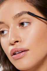 Benefit 24-HR Brow Setter – finition sans paquets pour un regard naturel.