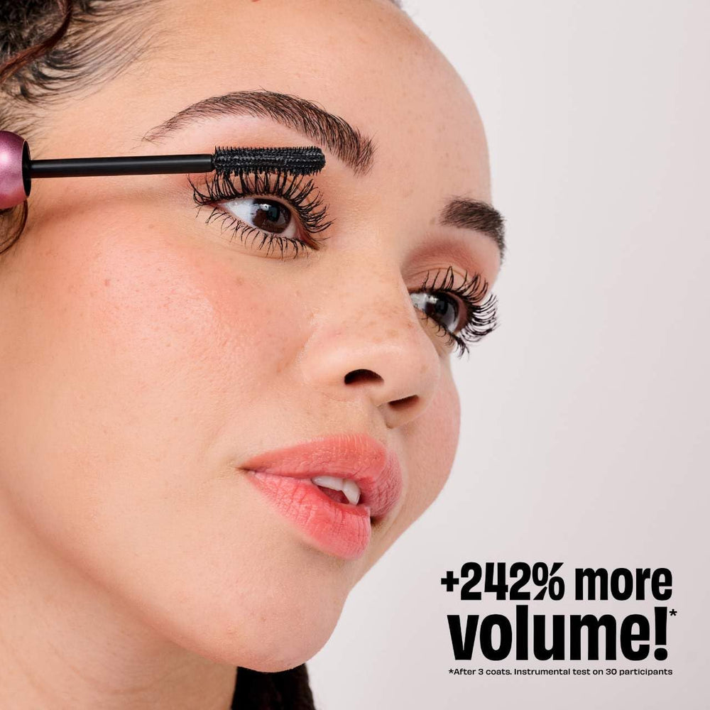 Benefit BADgal Bounce — couleur noire profonde pour un fini intense et durable.