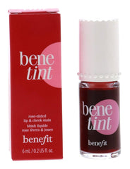 Bene Tint s’applique sur les joues pour un éclat rosé durable.