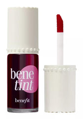 Bene Tint rose sur les lèvres pour un effet naturel.