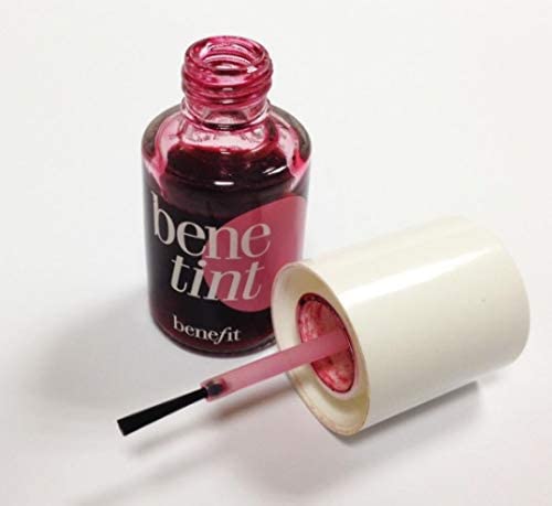 Benefit Benetint Mini avec applicateur en pointe pour une application précise.