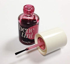 Benefit Benetint Mini avec applicateur en pointe pour une application précise.