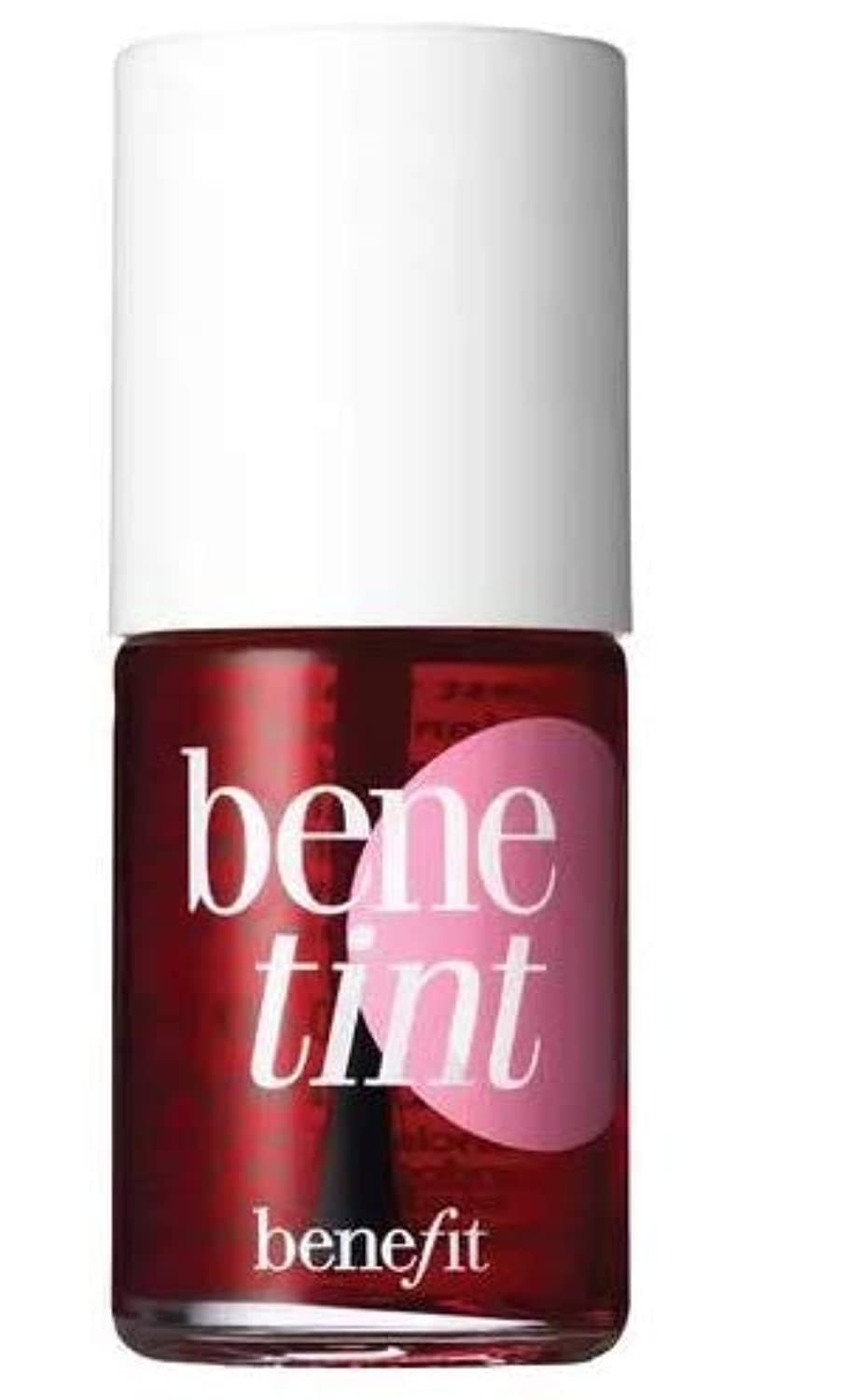 Benefit Benetint Mini sur les lèvres avec une teinte nette et durable.