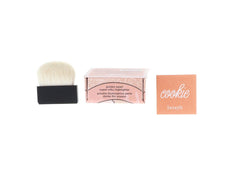 Benefit Cookie, pinceau arrondi inclus pour une application précise.