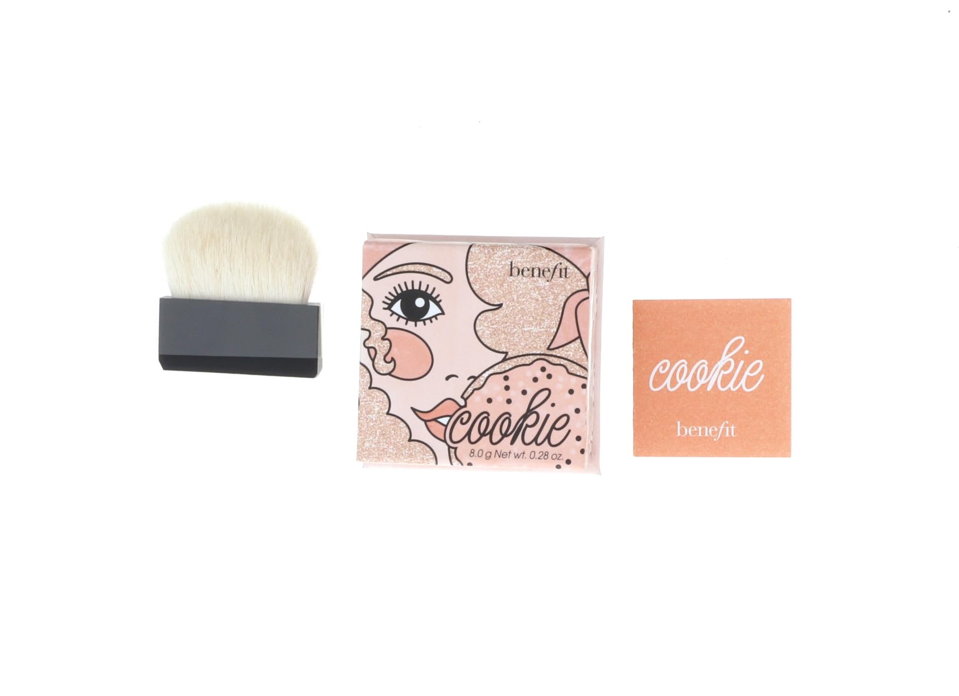 Benefit Cookie illuminatrice sur les pommettes pour un éclat naturel.