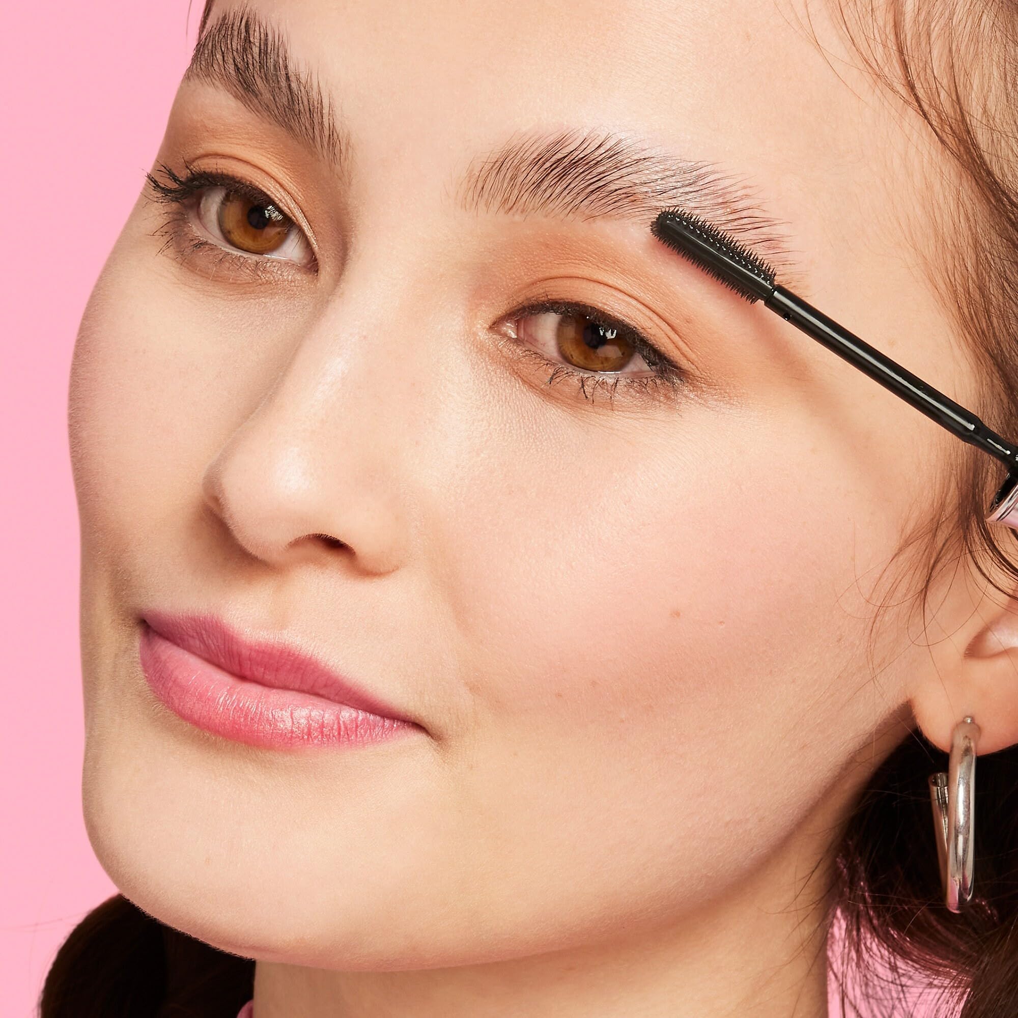 Benefit Mini Fixateur Sourcils, applicateur-brosse pour une application précise.