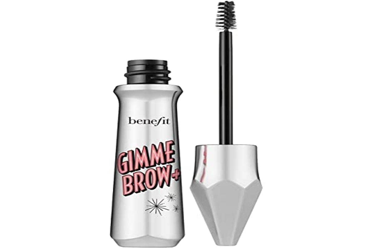 Benefit Gimme Brow+ avec brosse petite conique pour une application précise.