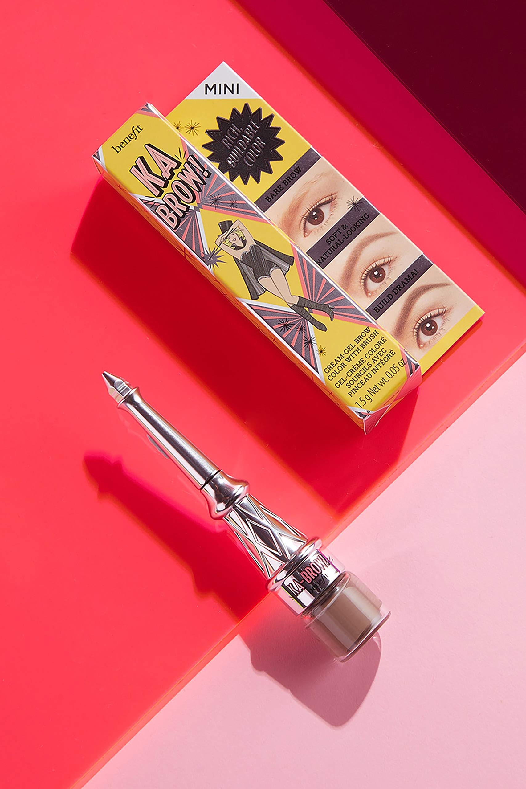 Application rapide et précise avec la brosse intégrée de Benefit Ka-Brow mini.