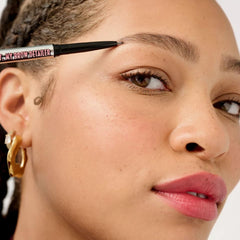 Benefit Precisely My Brow Detailer, applicateur fin pour rendu contrôlé.