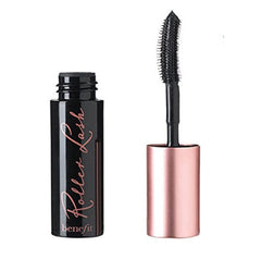 Benefit Roller Lash avec brosse courbure, cils recourbés et définis.